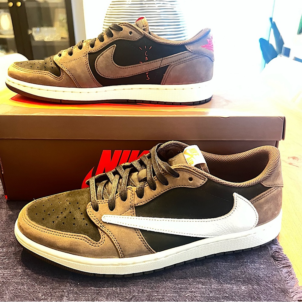 TRAVIS SCOTT X AIR JORDAN 1